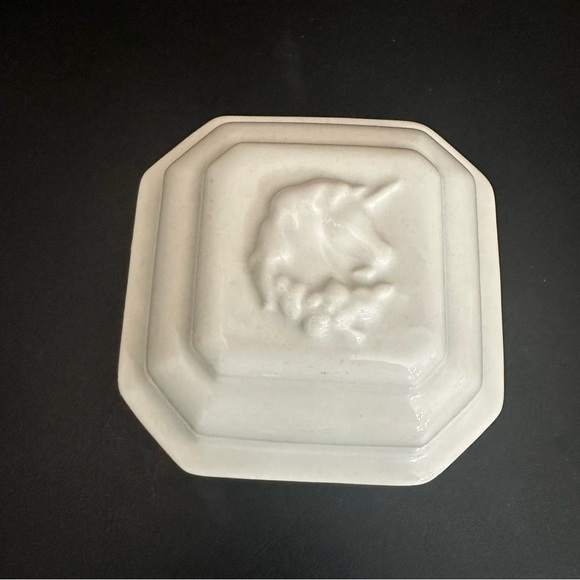 Vintage Unicorn Trinket Box White Raised ceramic Glazed Rare with Lid - Picture 1 of 7